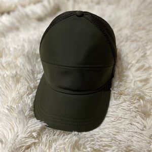 EUC Lululemon Dash and Splash Cap - Dark Olive